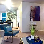 The Golden Serene - Uniquely Furnished Apartment Near Lake Washington - Free Parking & Wifi